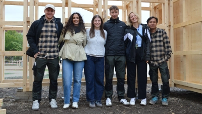 Alexander Staedel, Ramina Boudaghi, Sophie Beißer, Tim Kühnl, Elena Schemm und Son Nguyen (von links) – Preisträger sowie Beteiligte am Organisationsteam&nbsp;– stellten sich im noch nicht ganz fertiggestellten Pavillon, den Son Nguyen ursprünglich entworfen und anschließend noch ein wenig „vergrößert” hat, zum Gruppenfoto.  (Foto: Patrick Lauer)