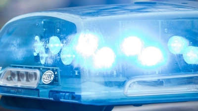 Der Lkw wurde abseits der Autobahn weiter repariert. (Symbolbild) (Foto: Daniel Vogl/dpa)