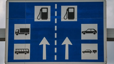 Tanken an Autobahntankstellen ist in den meisten Fällen deutlich teurer als an Straßentankstellen in der Nähe. (Foto: Jan Woitas/dpa)