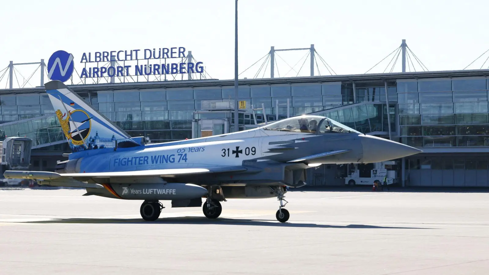 Eurofighter-Kampfjets der Luftwaffe trainieren derzeit am Flughafen Nürnberg die Zusammenarbeit mit zivilen Strukturen. (Foto: Daniel Löb/dpa)