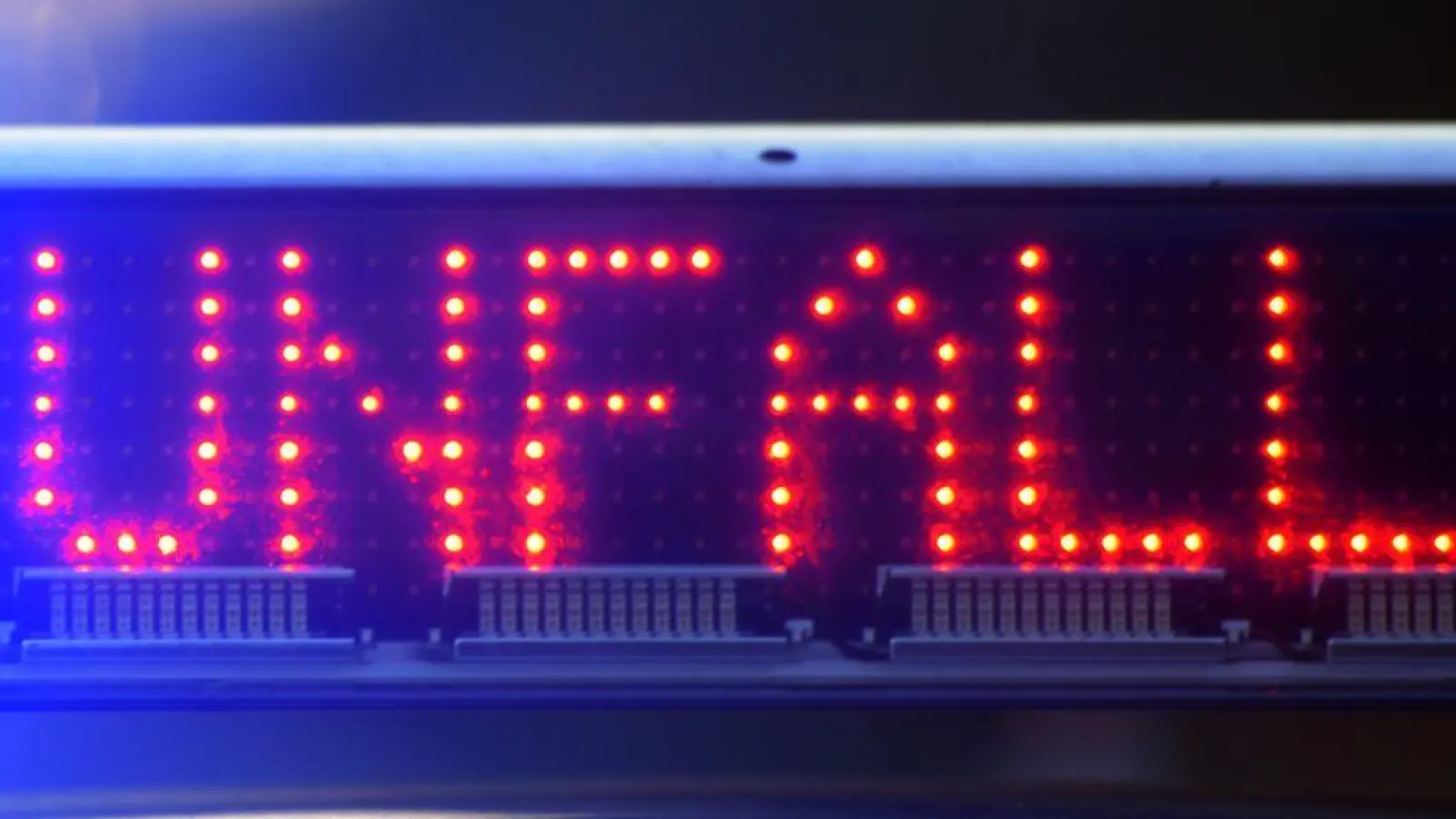 Während der Unfallmaßnahmen hat die Polizei einen Fahrstreifen der Autobahn gesperrt. (Symbolbild)  (Foto: Stefan Puchner/dpa)