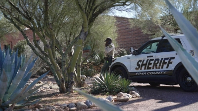 Medien und Polizeikräfte sind rund um die Uhr am Haus von Nancy Guthrie zu sehen.  (Foto: Ty O'Neil/AP/dpa)