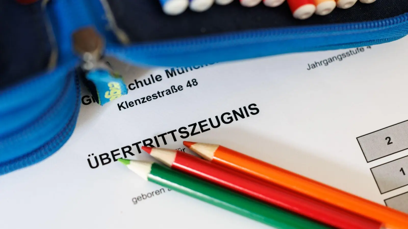 Auf welche weiterführende Schule ein Kind geht, hängt in Bayern in erster Linie vom Übertrittszeugnis ab. (Symbolbild) (Foto: Matthias Balk/dpa)