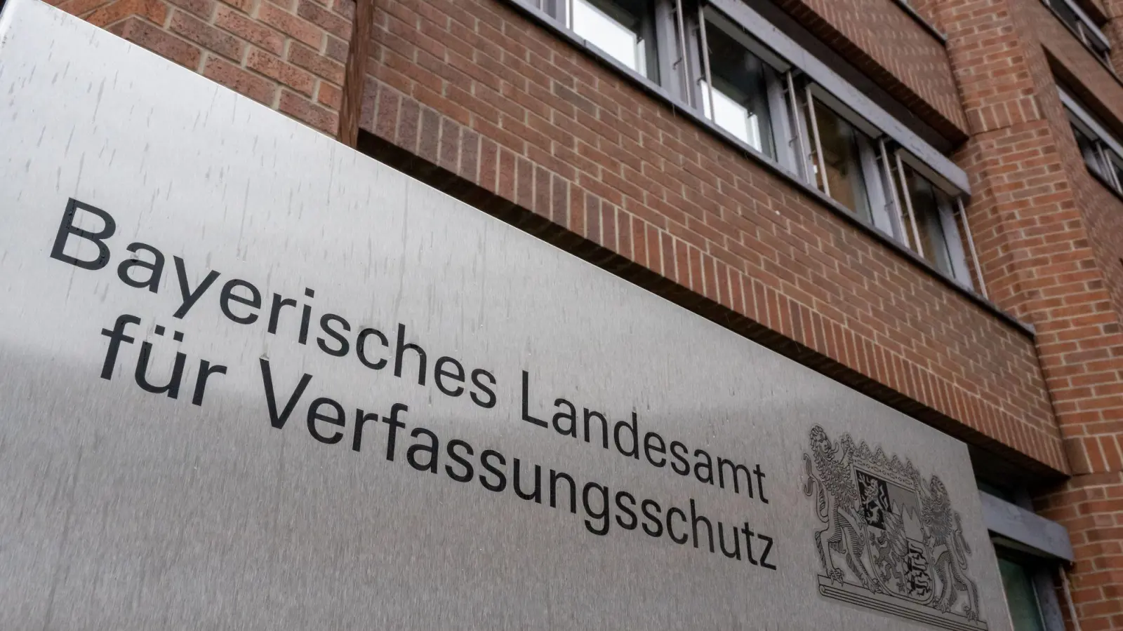 Nach Auffassung des Verfassungsschutzes gibt es Anhaltspunkte, dass sich die Gruppe mit ihrer politischen Zielsetzung gegen die freiheitliche demokratische Grundordnung richtet. (Symbolbild) (Foto: Peter Kneffel/dpa)