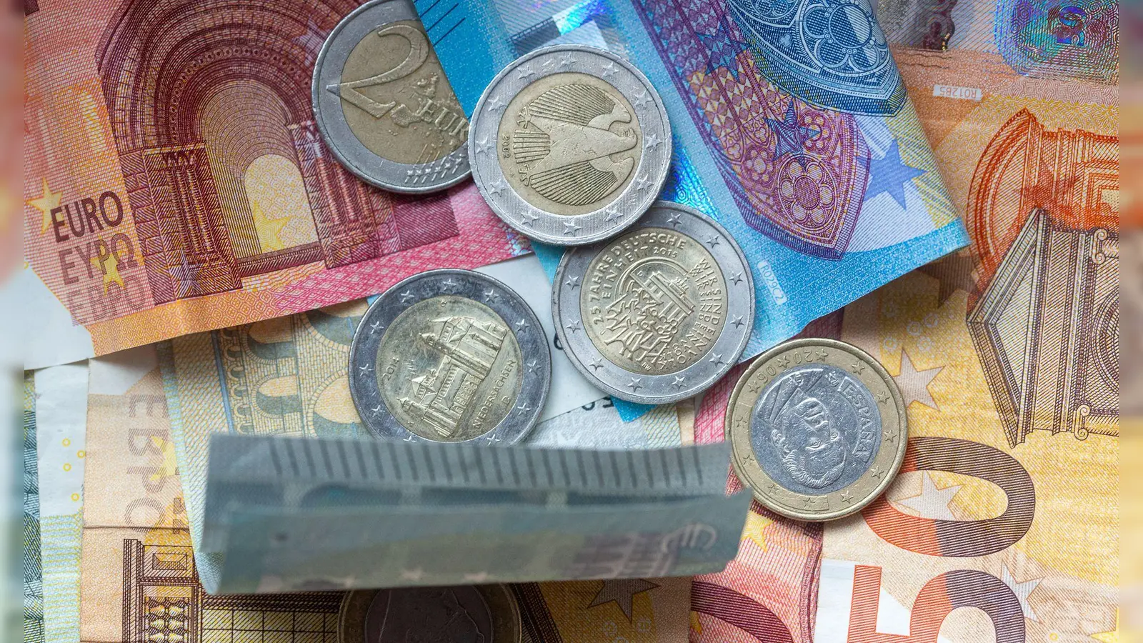 Bargeld bleibt Bundesbank-Vorstand Balz zufolge auch in Zukunft ein wichtiger Bestandteil des Zahlungsverkehrs. (Symbolbild) (Foto: Fernando Gutierrez-Juarez/dpa)