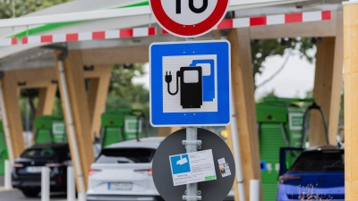 Hohe Spritpreise treiben auch die Preise für neue E-Autos. (Illustration)  (Foto: Rolf Vennenbernd/dpa)