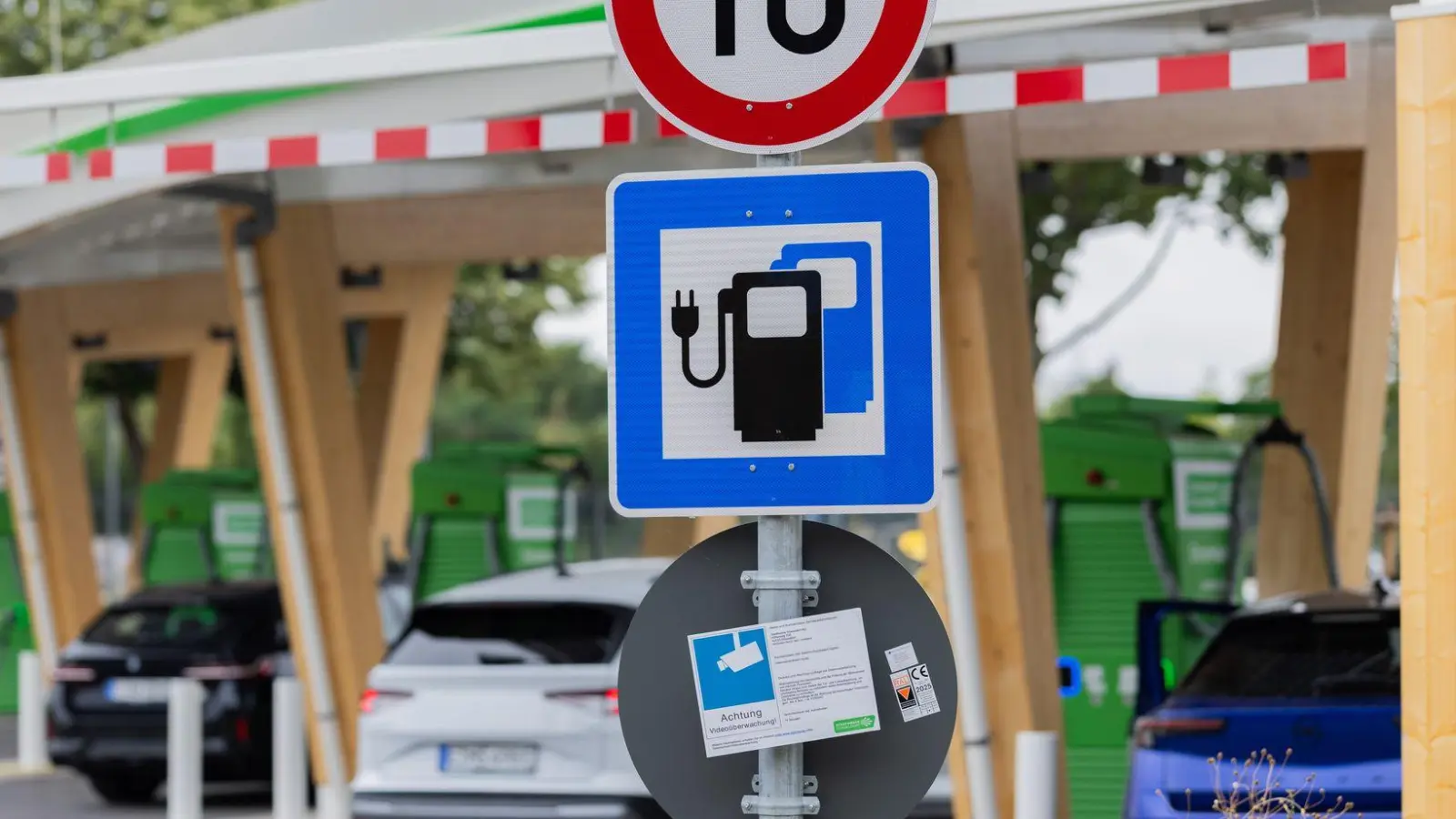 Hohe Spritpreise treiben auch die Preise für neue E-Autos. (Illustration)  (Foto: Rolf Vennenbernd/dpa)