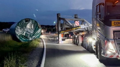 Das tonnenschwere Bauteil musste mit einem Spezialkran geborgen werden.  (Foto: Felix Besold/NEWS5/dpa)