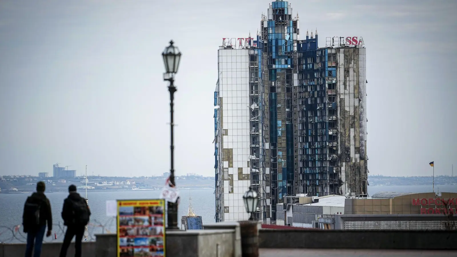 Odessa wird immer wieder beschossen. Das Hotel Odessa nahe dem Hafen der Stadt wurde bereits vor mehr als einem Jahr bei einem Angriff mit Marschflugkörpern zerstört. (Archivbild) (Foto: Kay Nietfeld/dpa)