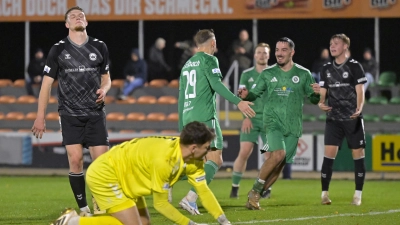 Perfekte Zusammenarbeit: Tarkan Ücüncü (Zweiter von rechts) freut sich mit Riko Manz über das zweite Ansbacher Tor. Bei Burghausen herrscht Frust. (Foto: Martin Rügner)