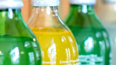 Limonade der Marke Lemonaid in einem Regal eines Getränkemarktes. (Foto: Hauke-Christian Dittrich/dpa)