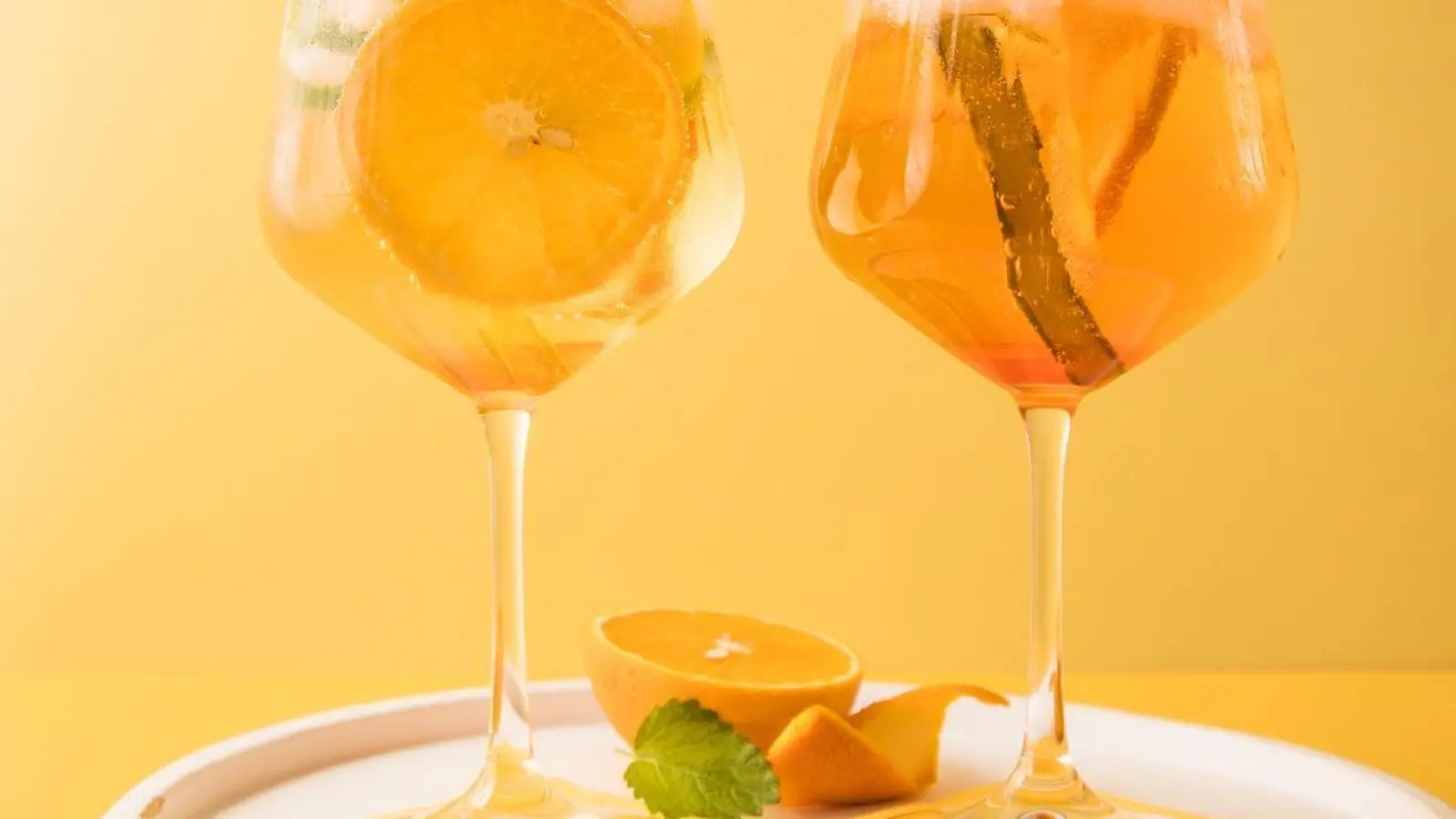 Der Arancello Spritz (l) macht dem Aperol Spritz (r) zunehmend Konkurrenz. (Foto: Christin Klose/dpa-tmn/dpa)