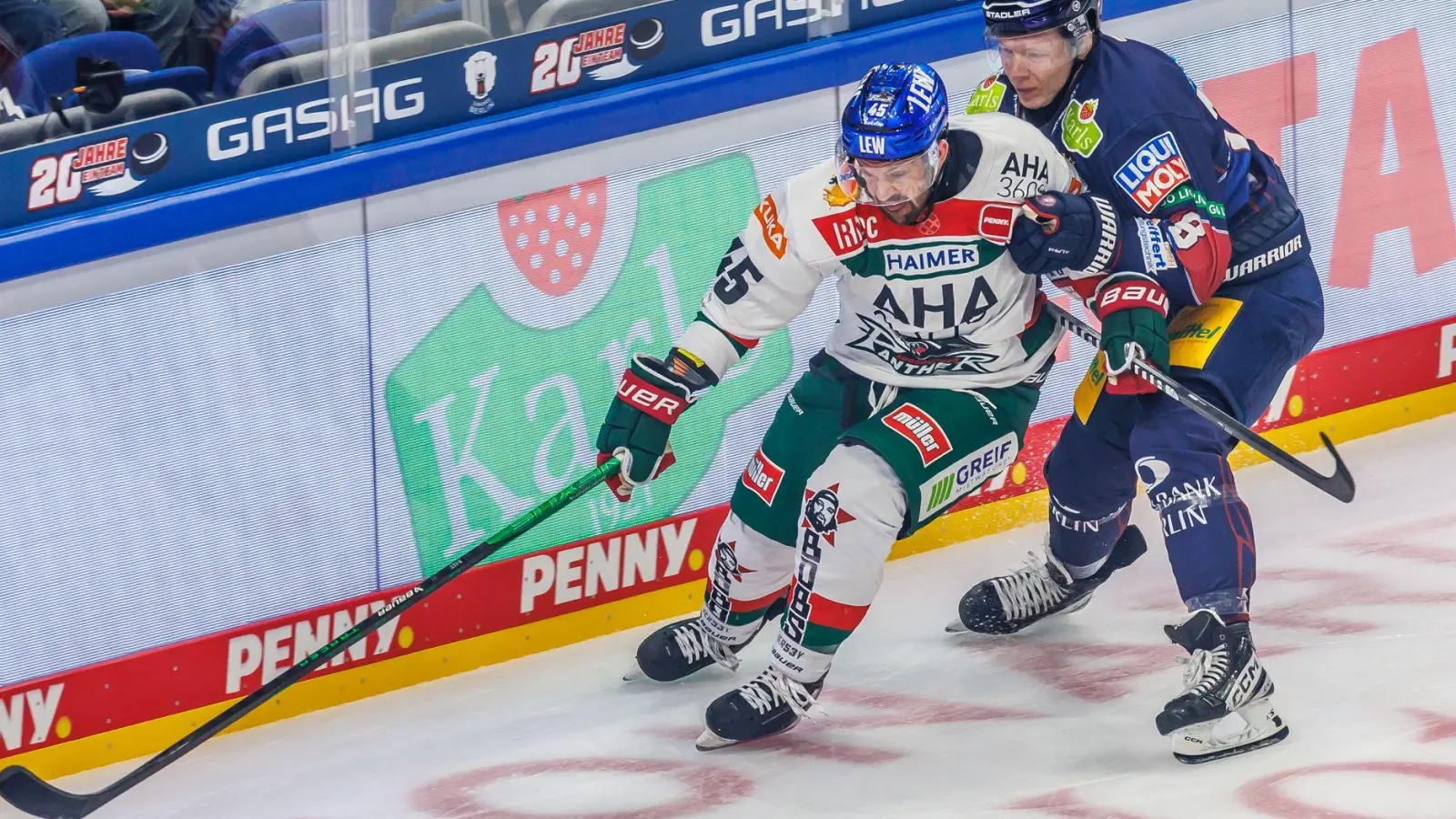 Jason Bast (l) verlässt Augsburg. (Foto: Andreas Gora/dpa)
