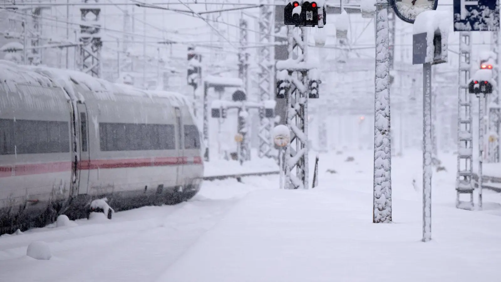 Winterwetter sorgt für Verkehrschaos: Schnee und Eis führen regelmäßig zu Zugausfällen, die Reisende vor rechtliche und praktische Herausforderungen stellen. (Foto: Sven Hoppe/dpa/dpa-tmn)