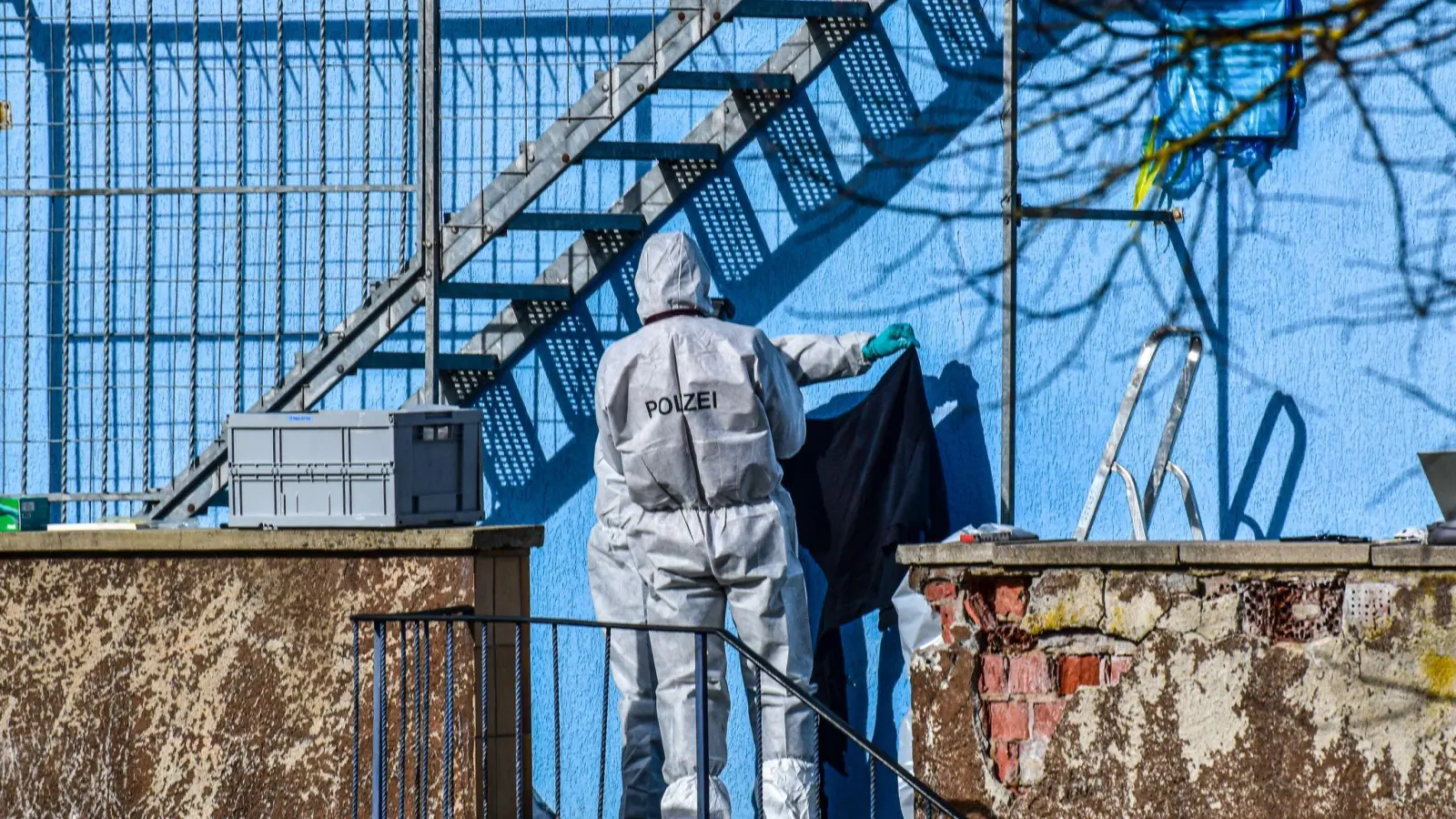 Der Mann soll seine Ehefrau auf einer Feuertreppe erschossen haben. (Archivfoto)  (Foto: Fabian Koss/onw-images/dpa)