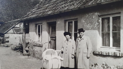 Emmi und Robert Blank vor einem Wiebelsheimer Behelfsheim. Wann genau das Foto aufgenommen wurde, ist nicht mehr nachvollziehbar. Aber fest steht, dass im Kinderwagen Helmut Blank liegt, der später seinem Vater als Chef der Weberei „Blank &amp; Hüttl“ nachfolgen sollte. (Foto: Privatarchiv Blank)