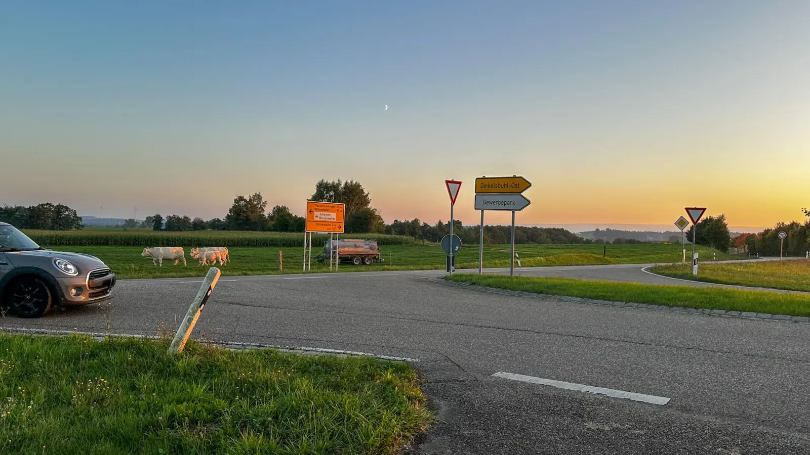Die Einmündung der Wassertrüdinger Straße in die Staatsstraße 2218 in Richtung südlicher Kreisverkehr. Dieser Streckenabschnitt soll künftig zur Bundesstraße aufgestuft werden. Die Baufreigabe für die Ortsumgehung hängt noch davon ab, ob es das Projekt schafft, in den Bundeshaushalt 2026 aufgenommen zu werden. (Foto: Martina Haas)