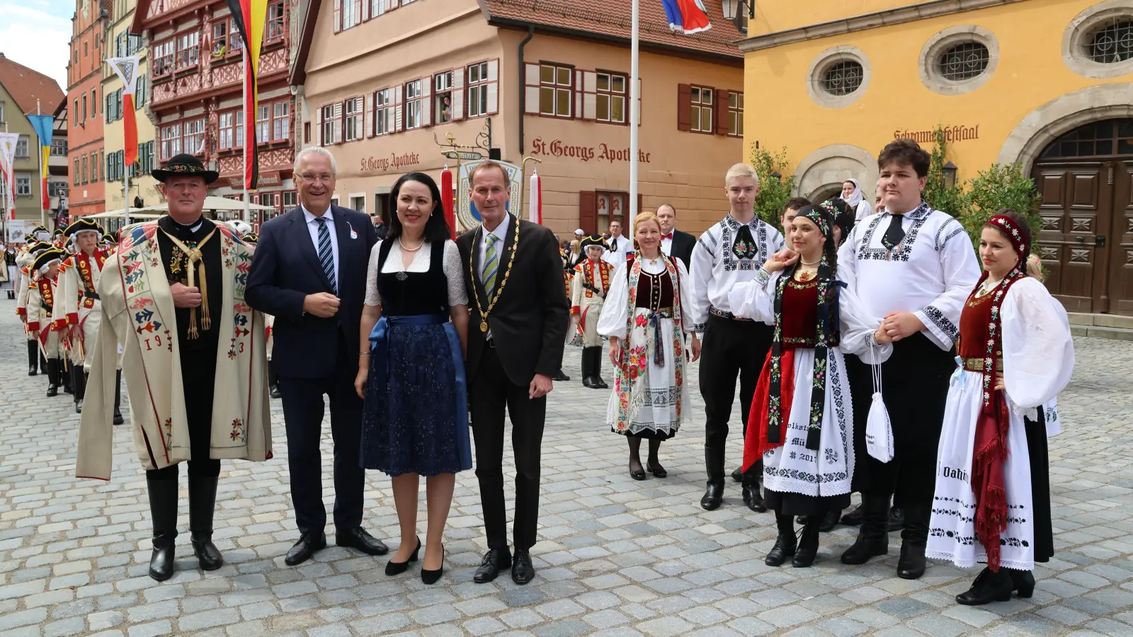 Der Bundesvorsitzende des Verbandes der Siebenbürger Sachsen in Deutschland, Rainer Lehni, der Bayerische Staatsminister des Inneren, für Sport und Integration, Joachim Herrmann, die rumänische Botschafterin in Deutschland, Adriana Stanescu und Dinkelsbühls Oberbürgermeister Dr. Christoph Hammer (von links) inmitten des Trachtenumzuges. (Foto: Martina Haas)