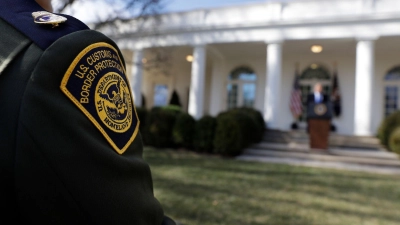 Nach dem ungeklärten Tod eines Migranten in Buffalo sieht sich das Heimatschutzministerium erneuter Kritik ausgesetzt. (Foto: Evan Vucci/AP/dpa)