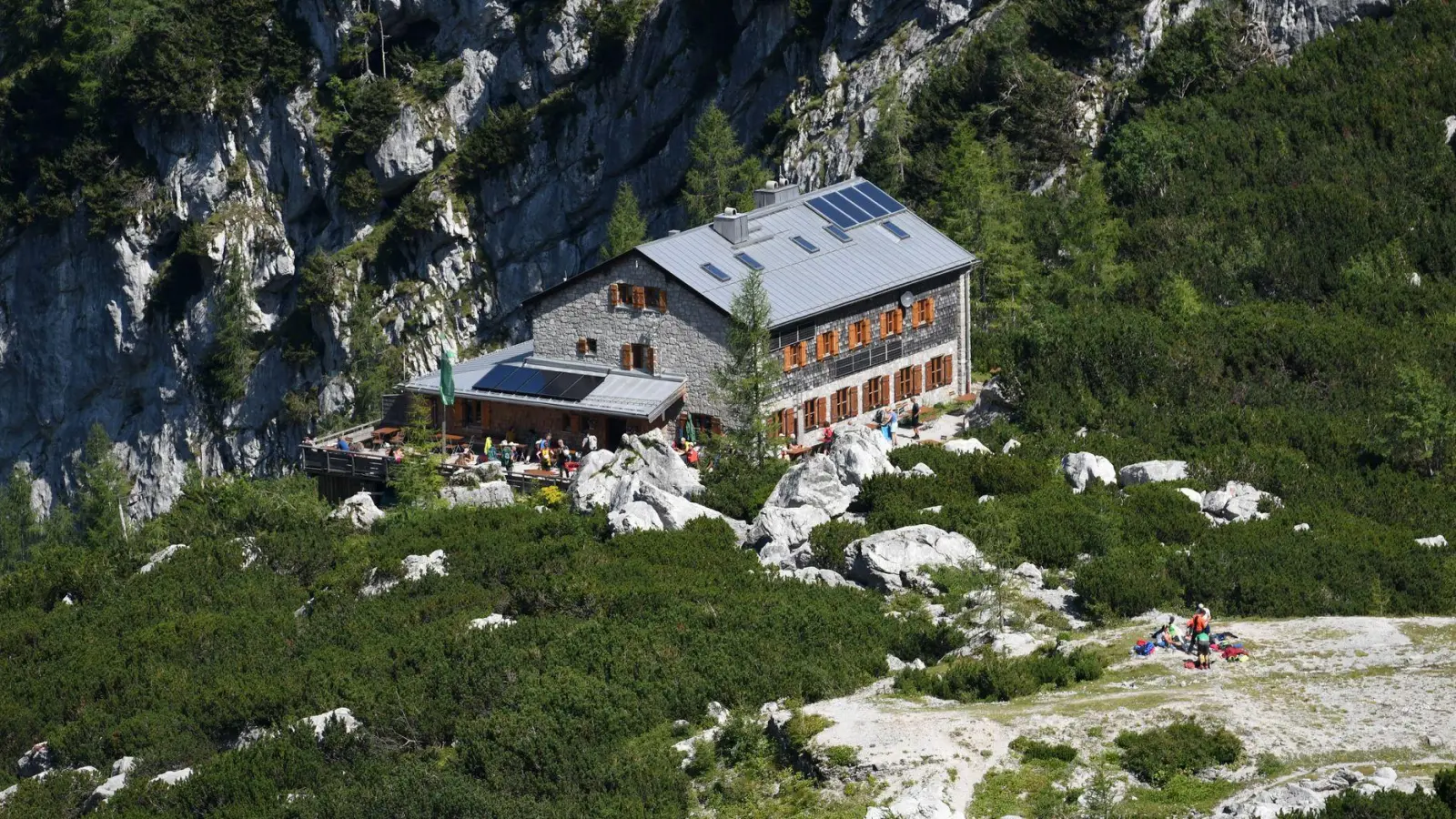 Schon jetzt sind die Hütten des Alpenvereins gut gebucht. (Archivbild)  (Foto: Angelika Warmuth/dpa)