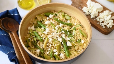 Herzhafter Nudelsalat: Feta gibt ihm Tiefe, der Spargel Biss. (Foto: Julia Uehren/loeffelgenuss.de/dpa-tmn)