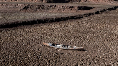 Der Sau-Stausee etwa 100 Kilometer nördlich von Barcelona. (Foto: Emilio Morenatti/AP/dpa)