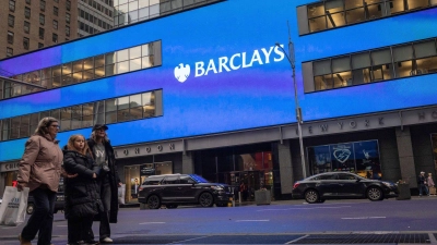 Die britische Großbank Barclays baut nach Investitionen in KI-Technologie 5000 Stellen ab.  (Foto: Yuki Iwamura/AP/dpa)