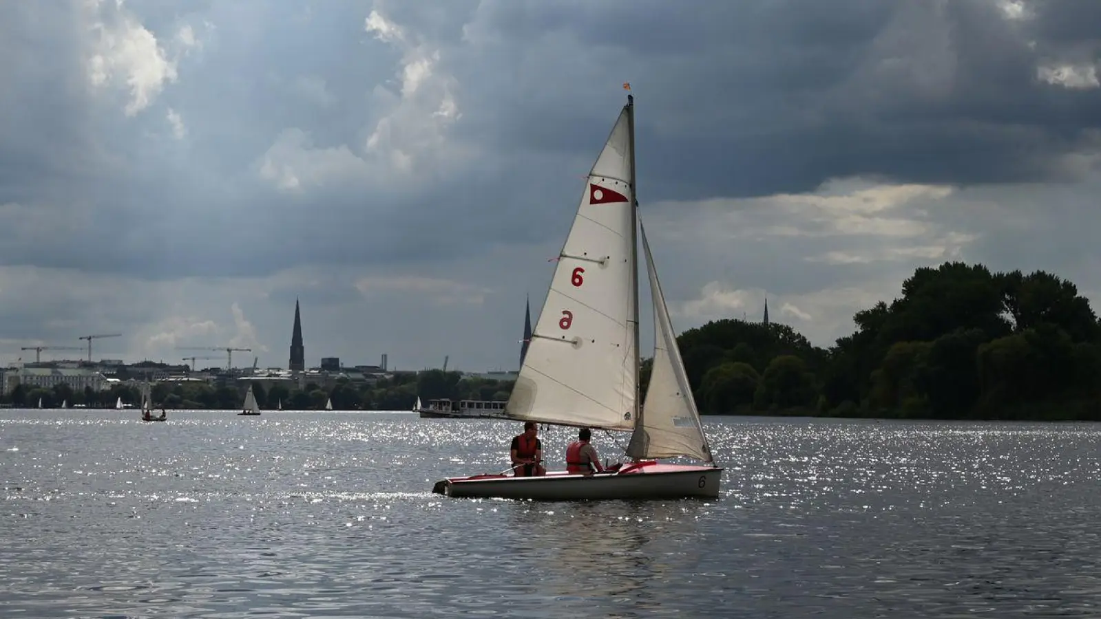 Wechselhaftes Wetter mit Sonne, Schauern und mancherorts auch Gewittern bringt die neue Woche. (Symbolbild) (Foto: David Hammersen/dpa)