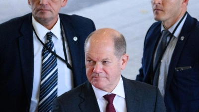 Bundeskanzler Olaf Scholz (SPD, M) wird rund um die Uhr von mehreren Personenschützern bewacht (Archivbild). (Foto: Bernd von Jutrczenka/dpa)