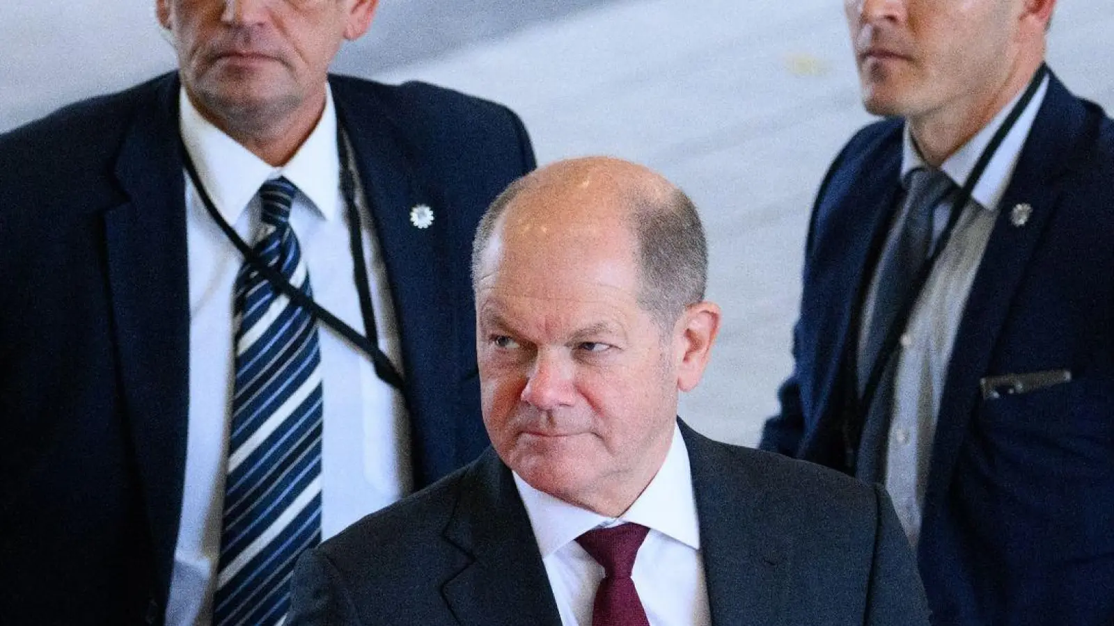 Bundeskanzler Olaf Scholz (SPD, M) wird rund um die Uhr von mehreren Personenschützern bewacht (Archivbild). (Foto: Bernd von Jutrczenka/dpa)