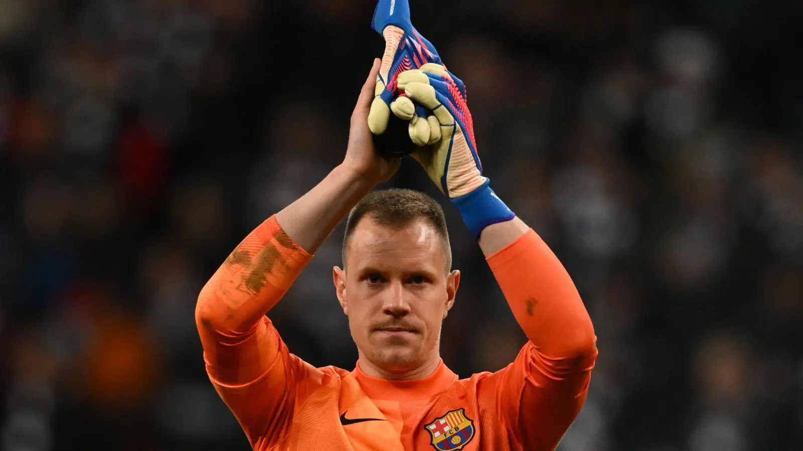 Barcelonas Torwart Marc-André ter Stegen verabschiedet sich nach einem Spiel von den Fans. (Foto: Arne Dedert/dpa/Archivbild)