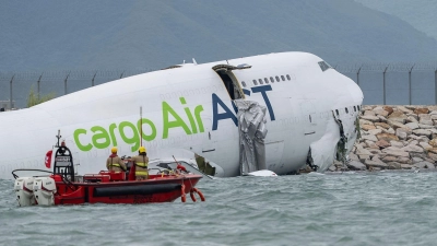 Tödlicher Unfall: Jumbo-Jet rutscht über Landebahn ins Meer (Foto: Chan Long Hei/AP/dpa)