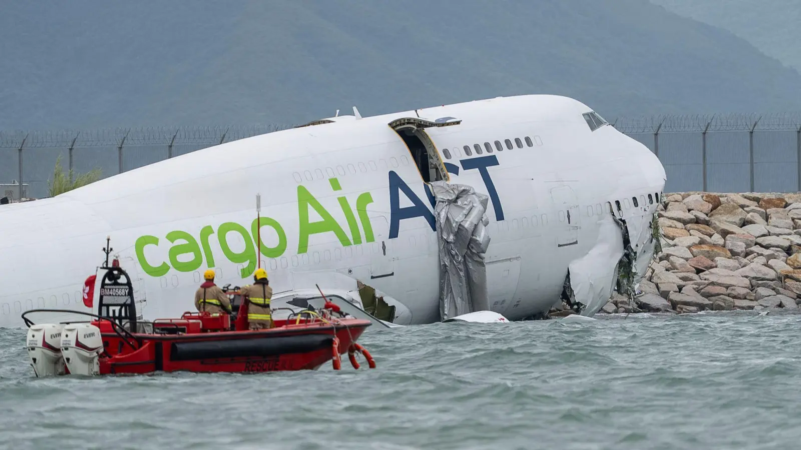 Tödlicher Unfall: Jumbo-Jet rutscht über Landebahn ins Meer (Foto: Chan Long Hei/AP/dpa)