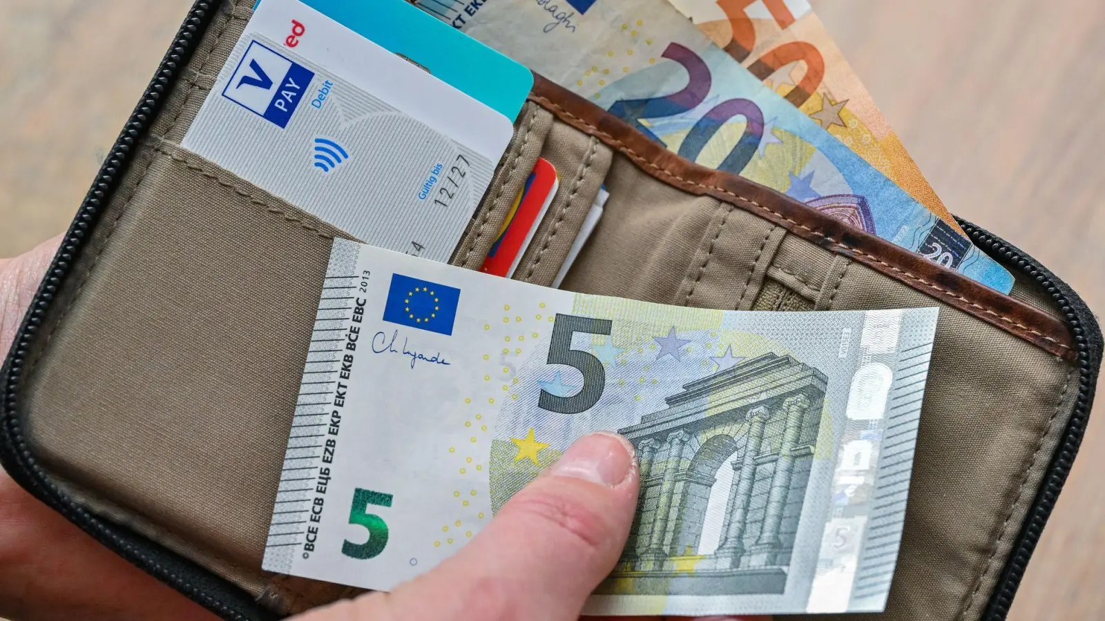 Einer IfW-Studie zufolge könnten Parteien am rechten und linken Rand bei der Bundestagswahl allein wegen der zuletzt unerwartet hohen Inflation und wegen der schwierigen wirtschaftlichen Lage mit einem Stimmenplus von rund zwei Prozentpunkten rechnen. (Symbolbild) (Foto: Patrick Pleul/dpa)