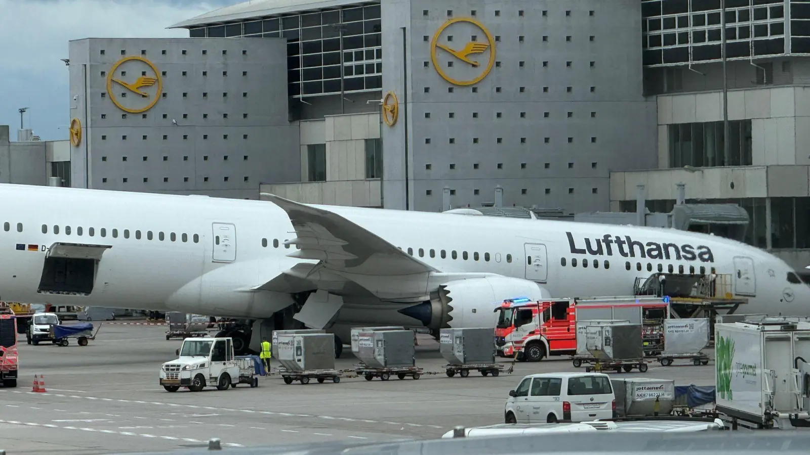 Das Flugzeug soll jetzt untersucht werden. (Foto: Mike Seeboth/dpa)