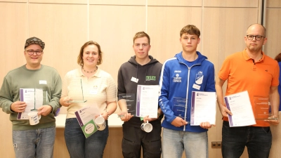 Die Preisträger des erstmals verliehenen Jugendarbeitspreises des Ansbacher Stadtjugendrings sind Matthias Schmidt, Lucy Zink, Jan Altmann, Janes Naser und Stefan Mönius (von links).  (Foto: Alexander Biernoth)