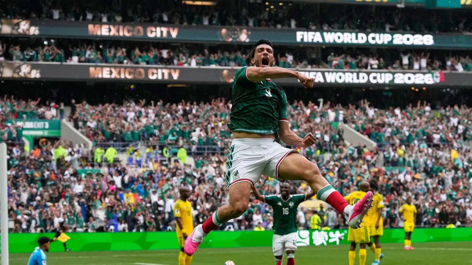 Raúl Jiménez nach seinem Tor zum 2:0. (Foto: Natacha Pisarenko/AP/dpa)