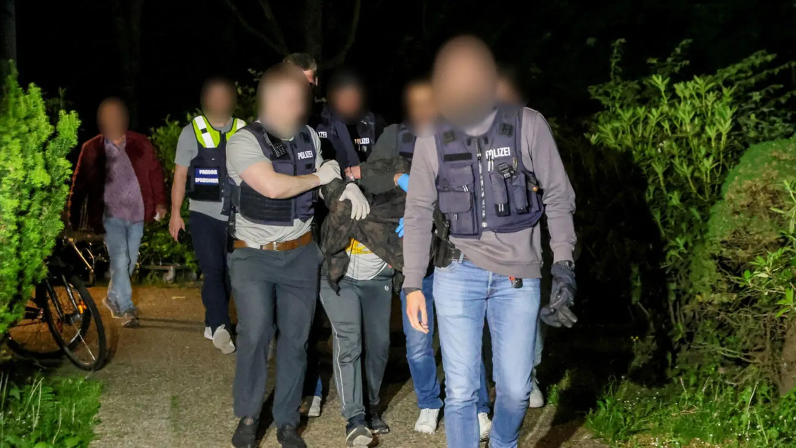 In Heiligenhaus bei Düsseldorf haben Polizisten einen verdächtigen Mann festgenommen.  (Foto: Tim Oelbermann/dpa)