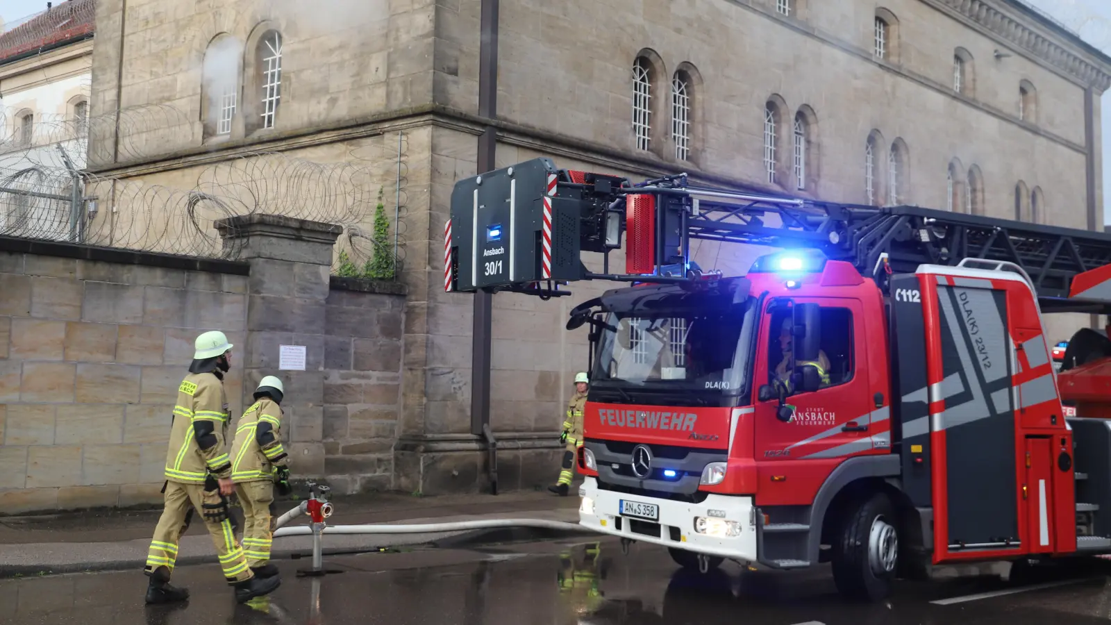 Rauch aus dem Gefängnis: Wenn das ein Ernstfall wäre, hätten die Feuerwehrleute einen heiklen Einsatz. (Foto: Oliver Herbst)