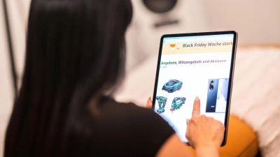 Skepsis bei Rabattaktionen: Bei Aktionszeiträumen wie dem Black Friday sollte man einen klaren Kopf bewahren und zunächst Angebot und Preise überprüfen. (Foto: Mohssen Assanimoghaddam/dpa/dpa-tmn)