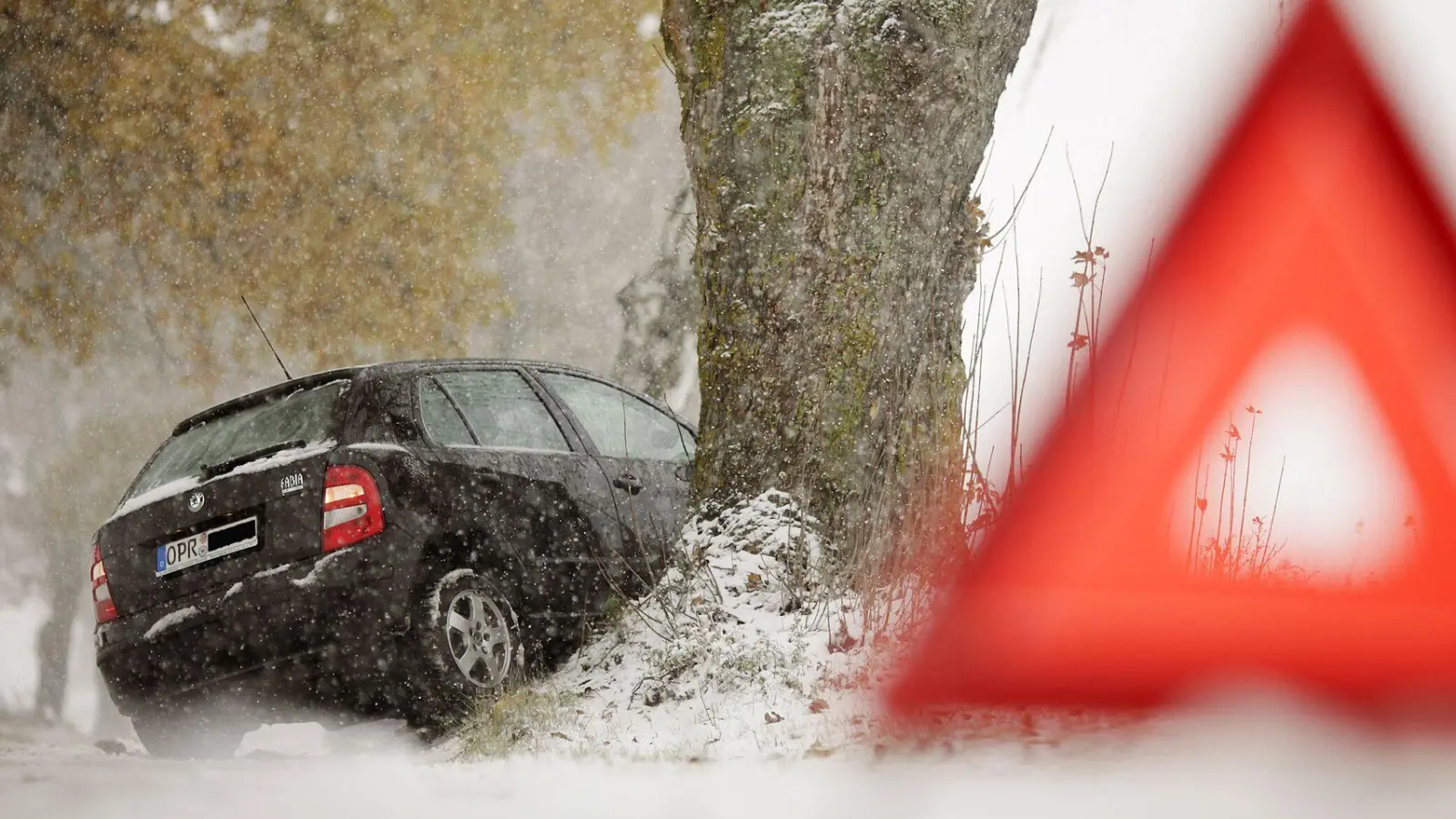 Wenn es kracht, gilt zuerst: Warnblinker einschalten, Warnweste anlegen und das Warndreieck aufstellen. (Foto: Hannibal Hanschke/dpa/dpa-tmn)
