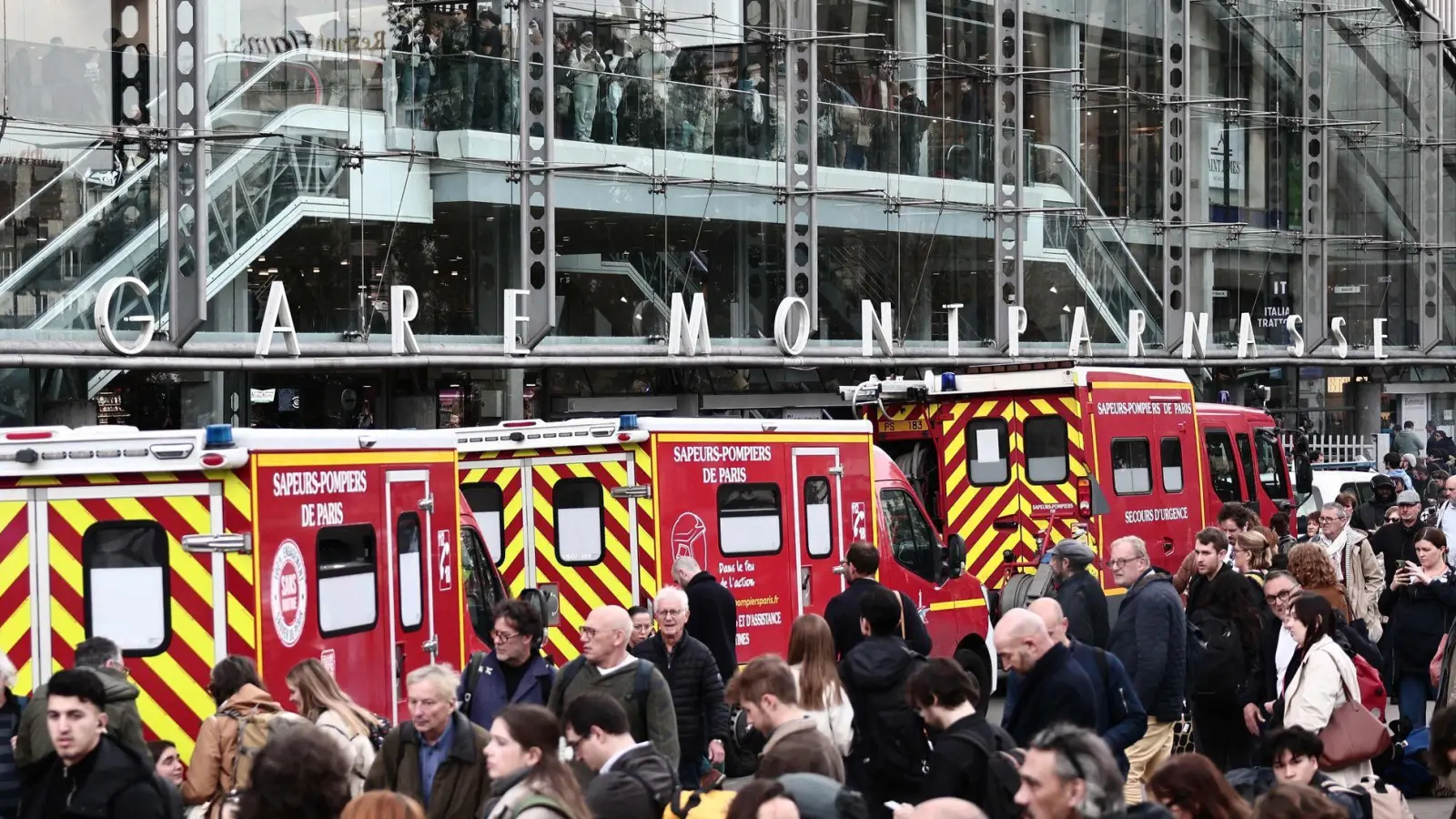 Im Zuge von Ermittlungen wegen häuslicher Gewalt hatten Beamte auf den mit einem Zug ankommenden 44-Jährigen gewartet. (Foto: Thibaud Moritz/AFP/dpa)
