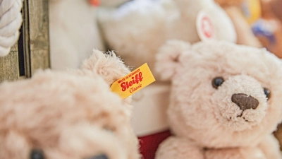 Omnipräsent in vielen Kinderzimmern: die Plüschbären mit Knopf im Ohr. (Archivbild) (Foto: Jason Tschepljakow/dpa)
