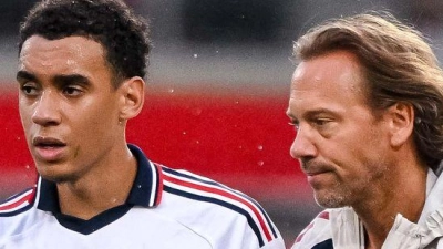 „Mental stark bleiben“: Jamal Musiala verlässt nach seinem Zusammenbruch in Heidenheim den Platz in Begleitung eines Teamarztes. (Foto: Harry Langer/DeFodi/dpa/dpa)