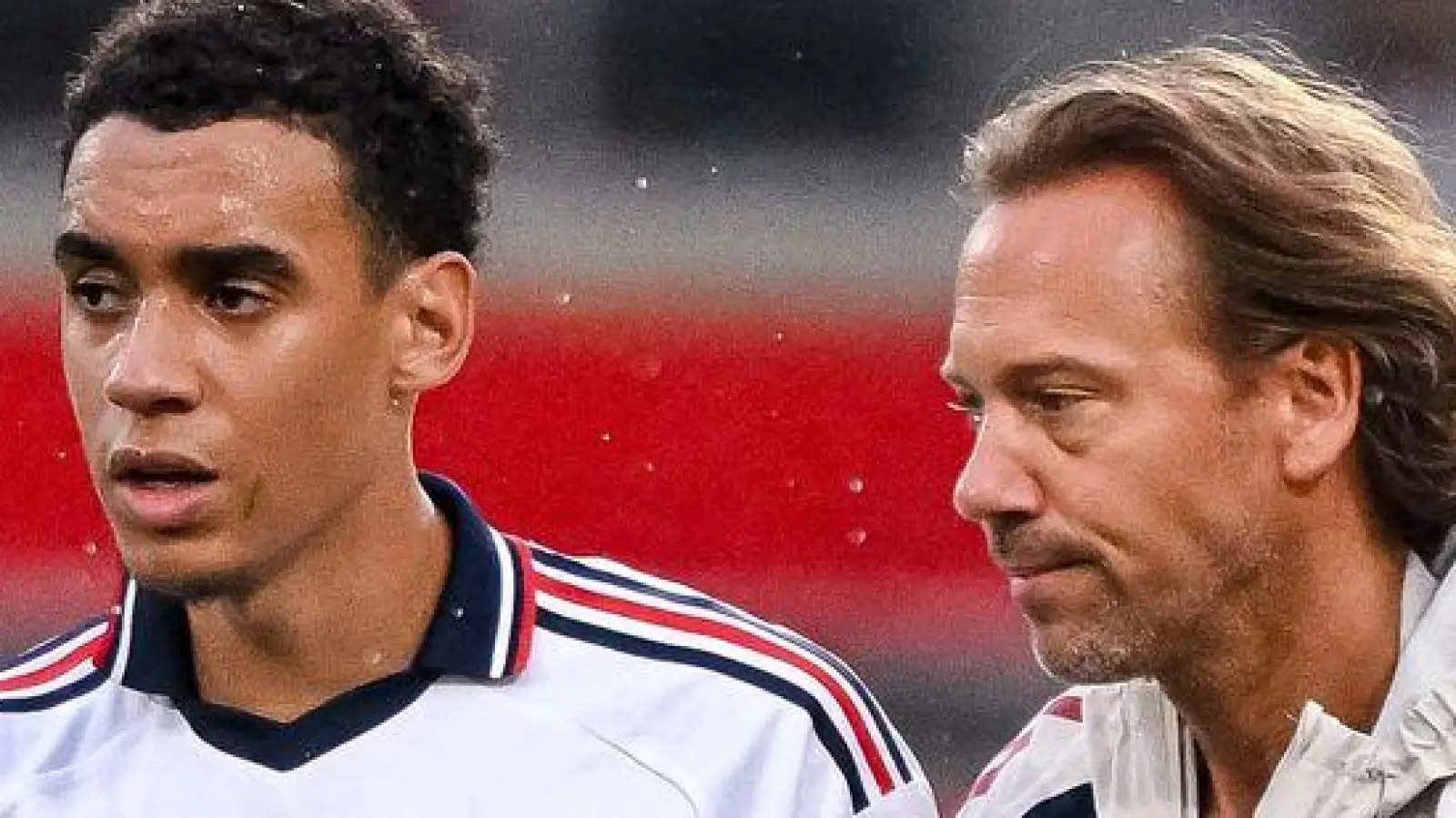„Mental stark bleiben“: Jamal Musiala verlässt nach seinem Zusammenbruch in Heidenheim den Platz in Begleitung eines Teamarztes. (Foto: Harry Langer/DeFodi/dpa/dpa)
