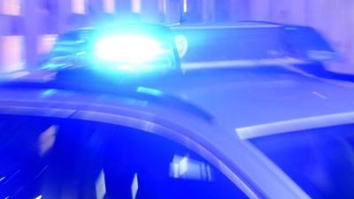 Nächtlicher Einsatz: Die Polizei durchsucht eine Wohnung, in der eine illegale Glücksspielrunde veranstaltet wird. (Symbolbild) (Foto: Carsten Rehder/dpa)