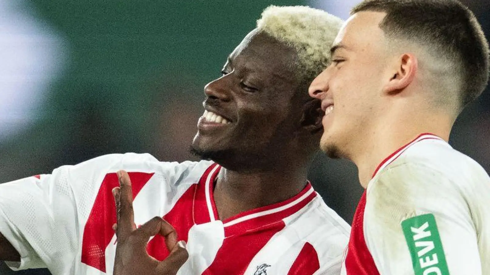 Kölns Ragnar Ache (l) war mit seinem Doppelpack gegen Mainz der Matchwinner.  (Foto: Marius Becker/dpa)