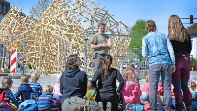 Der Künstler Martin Steinert erklärte den Mädchen und Buben aus dem Ansbacher Waldkindergarten seine Skulptur, die derzeit auf dem Schlossplatz heranwächst. (Foto: Jim Albright)