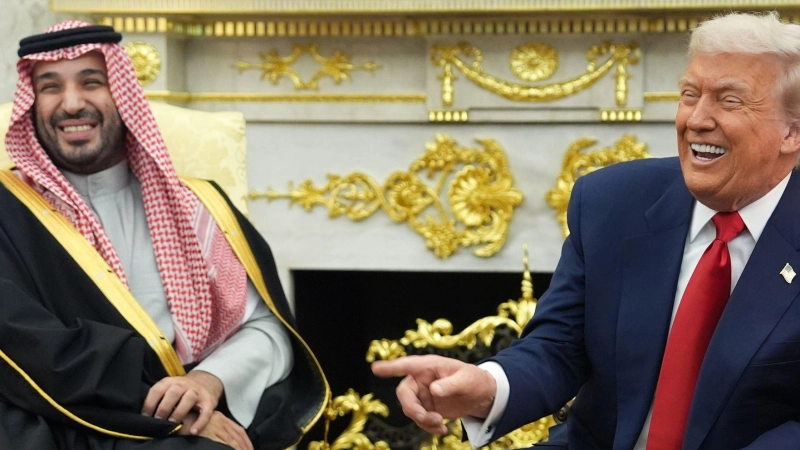 Saudi-Arabiens Kronprinz bekommt einen herzlichen Empfang vom US-Präsidenten im Weißen Haus.  (Foto: Evan Vucci/AP/dpa)