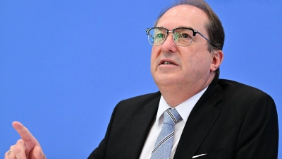 Dobrindt ist erschüttert über die Gewalttat im saarländischen Völklingen.  (Foto: Sebastian Gollnow/dpa)